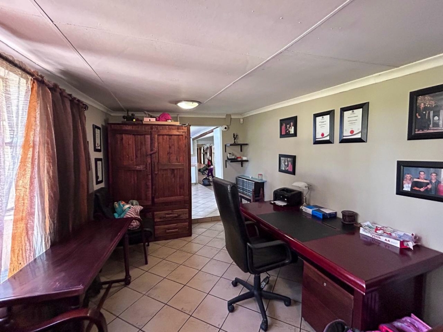 5 Bedroom Property for Sale in Lindequesdrif North West